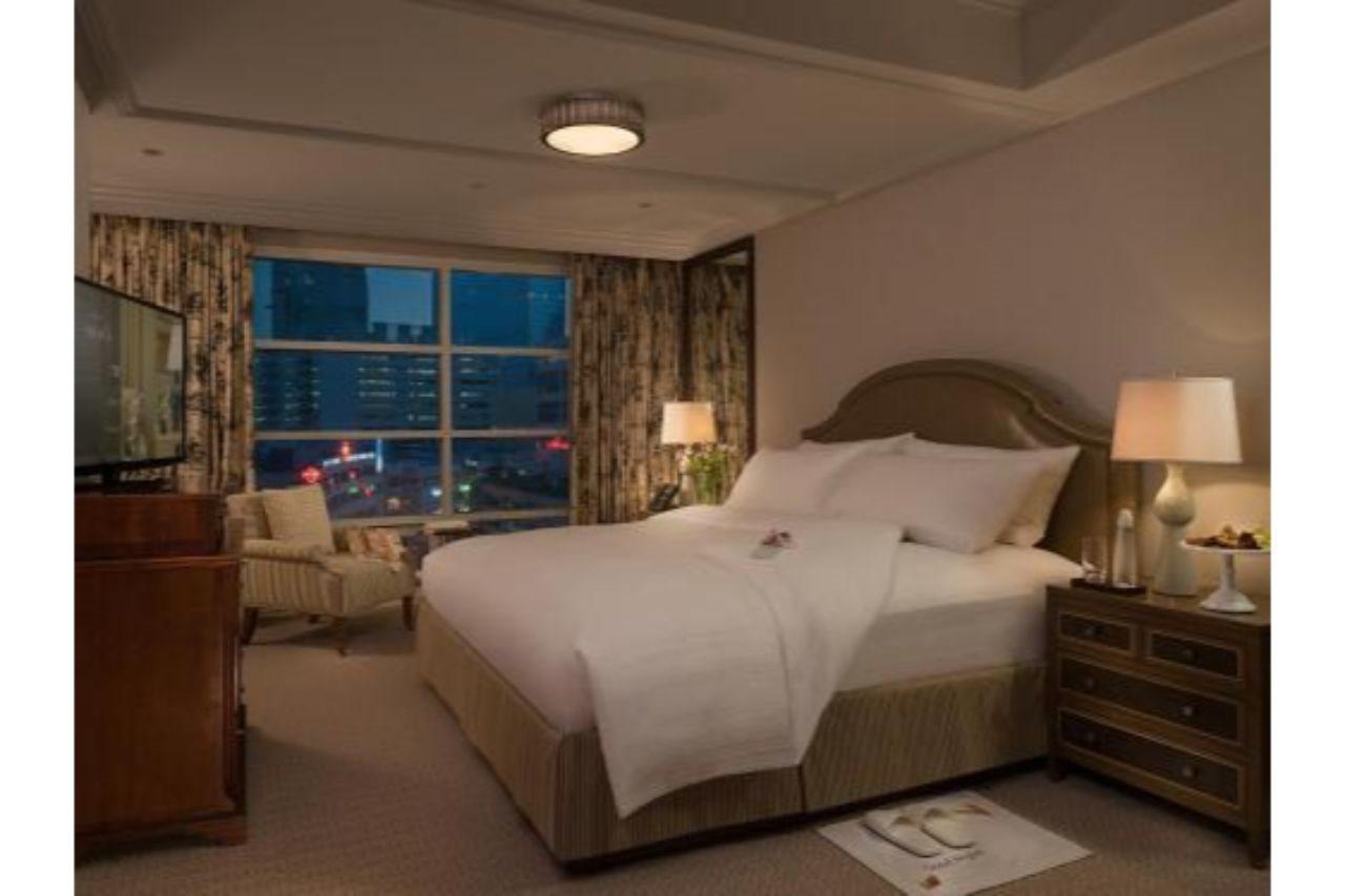 Discovery Primea San Pedro Makati Exterior foto A bedroom at the Mandarin Oriental, Hong Kong