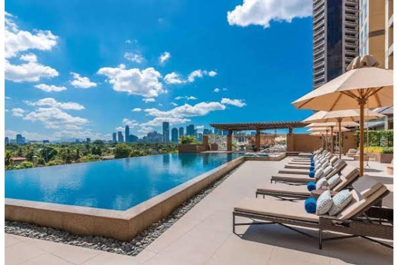 Discovery Primea San Pedro Makati Exterior foto The Infinity Pool at the 10th floor of the West Tower