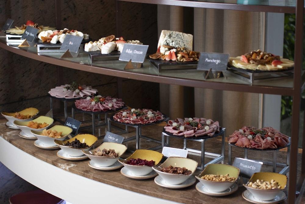 Discovery Primea San Pedro Makati Exterior foto A selection of cold cuts and cheese at a buffet