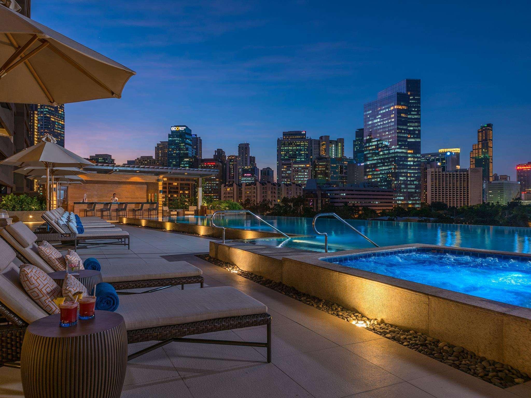 Discovery Primea San Pedro Makati Exterior foto The pool at the hotel