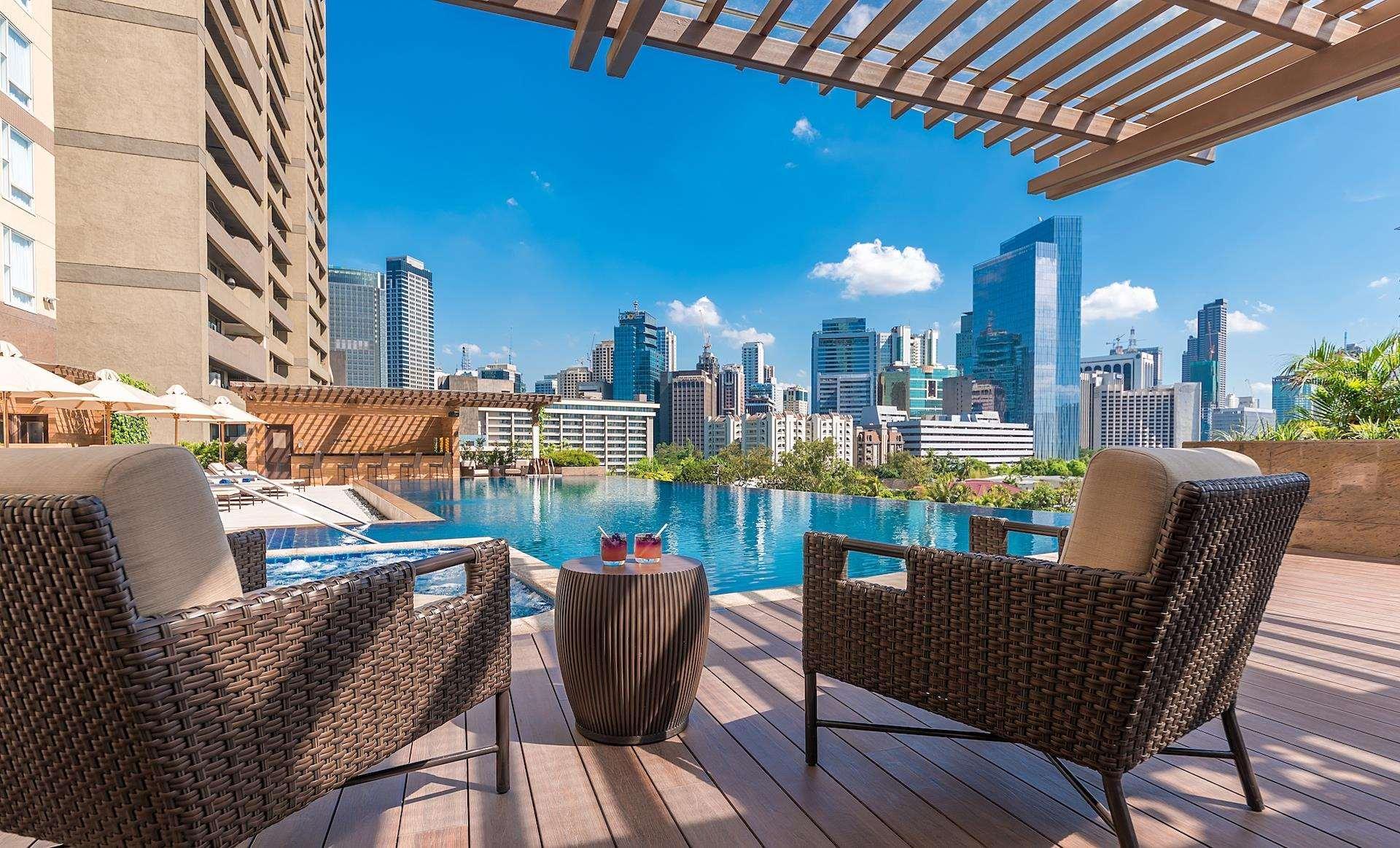 Discovery Primea San Pedro Makati Exterior foto The rooftop pool at the hotel