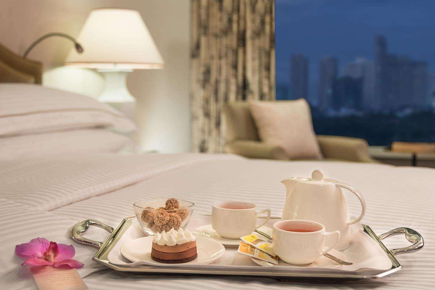 Discovery Primea San Pedro Makati Exterior foto Room service