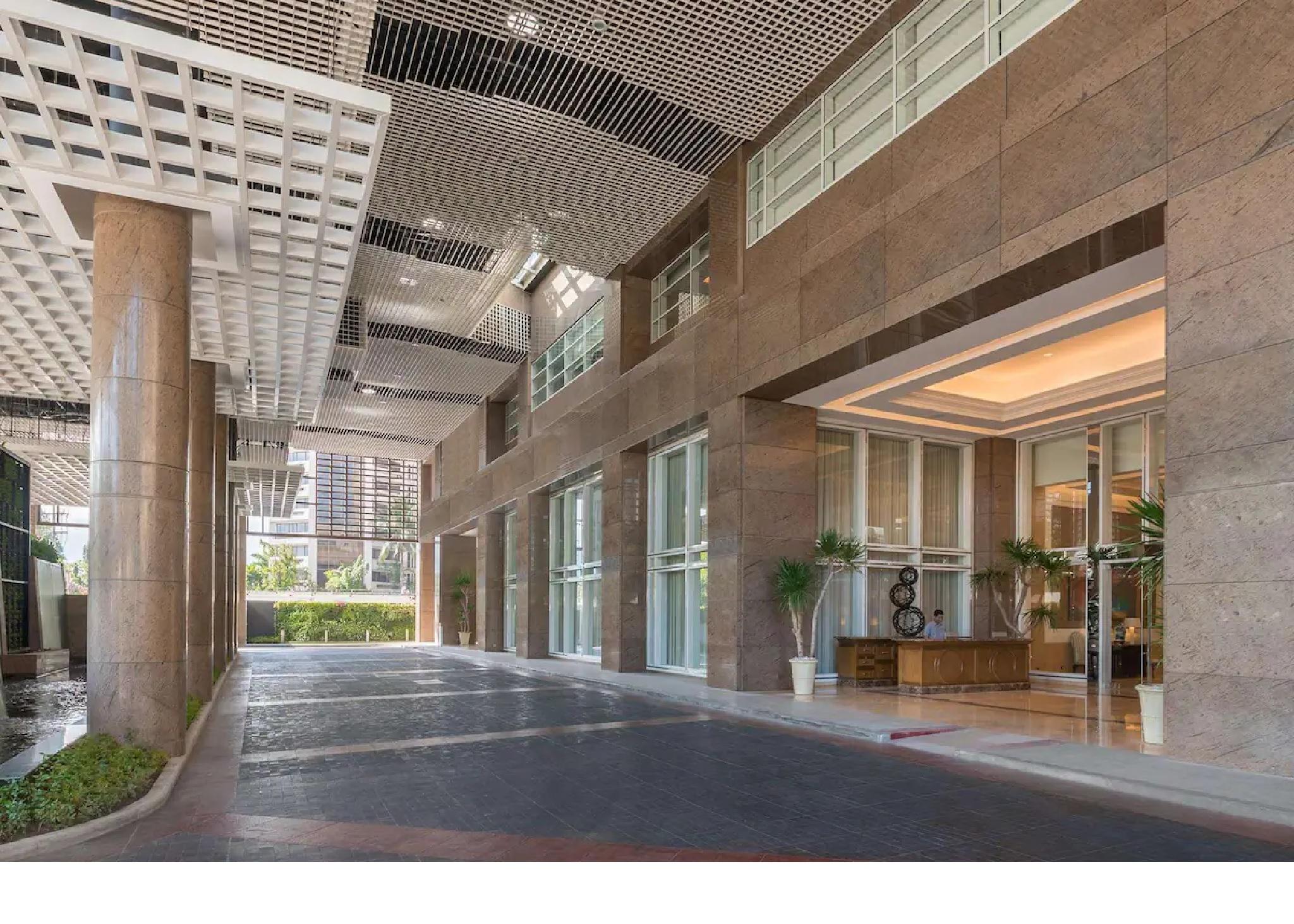 Discovery Primea San Pedro Makati Exterior foto The lobby of the hotel