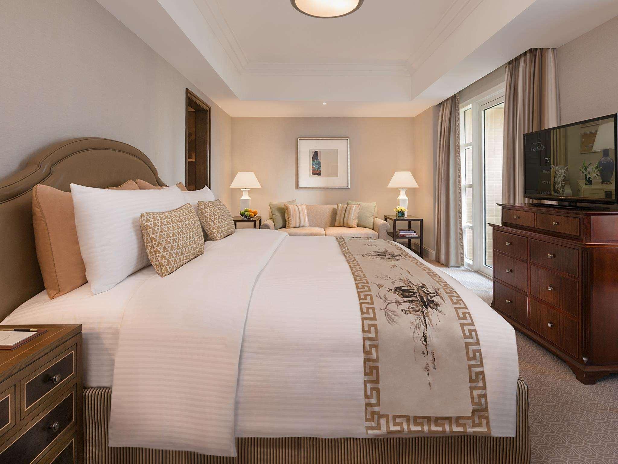 Discovery Primea San Pedro Makati Exterior foto A bedroom at The Peninsula