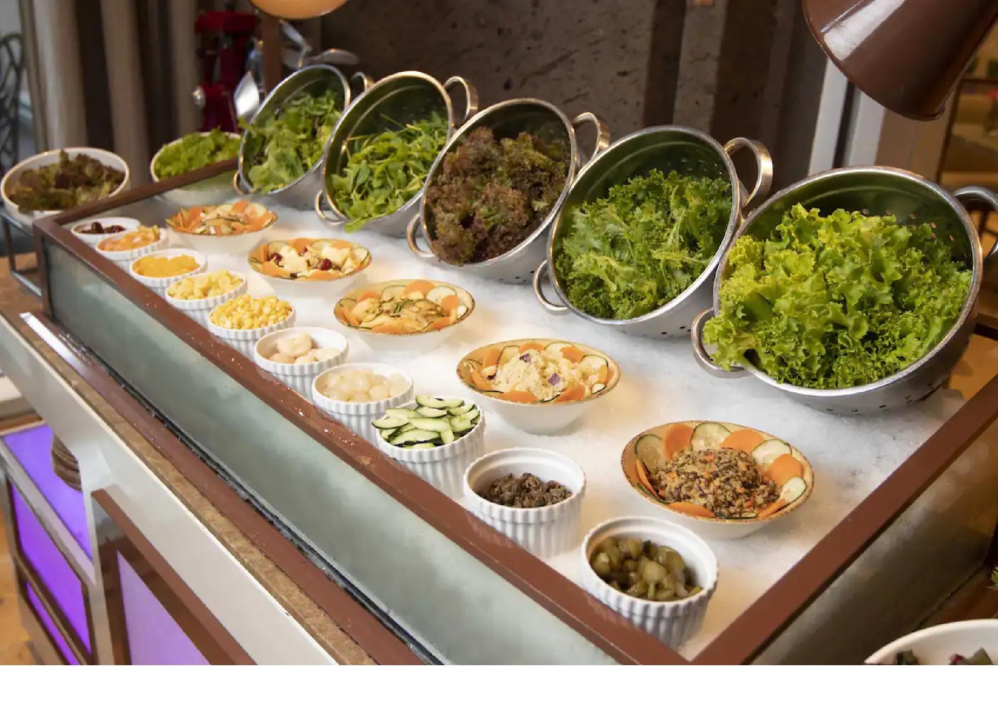 Discovery Primea San Pedro Makati Exterior foto A salad bar