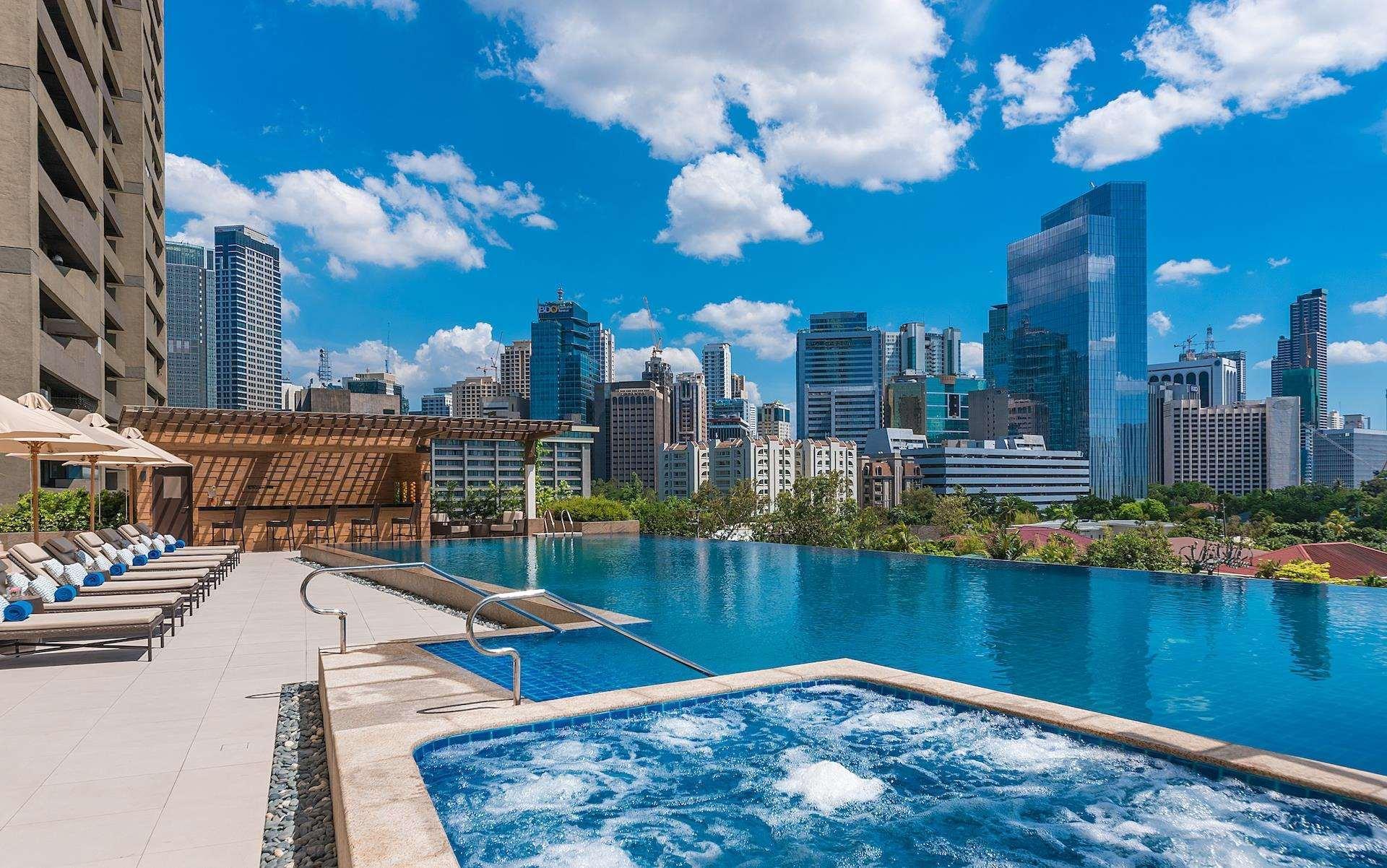 Discovery Primea San Pedro Makati Exterior foto View of the pool at the hotel