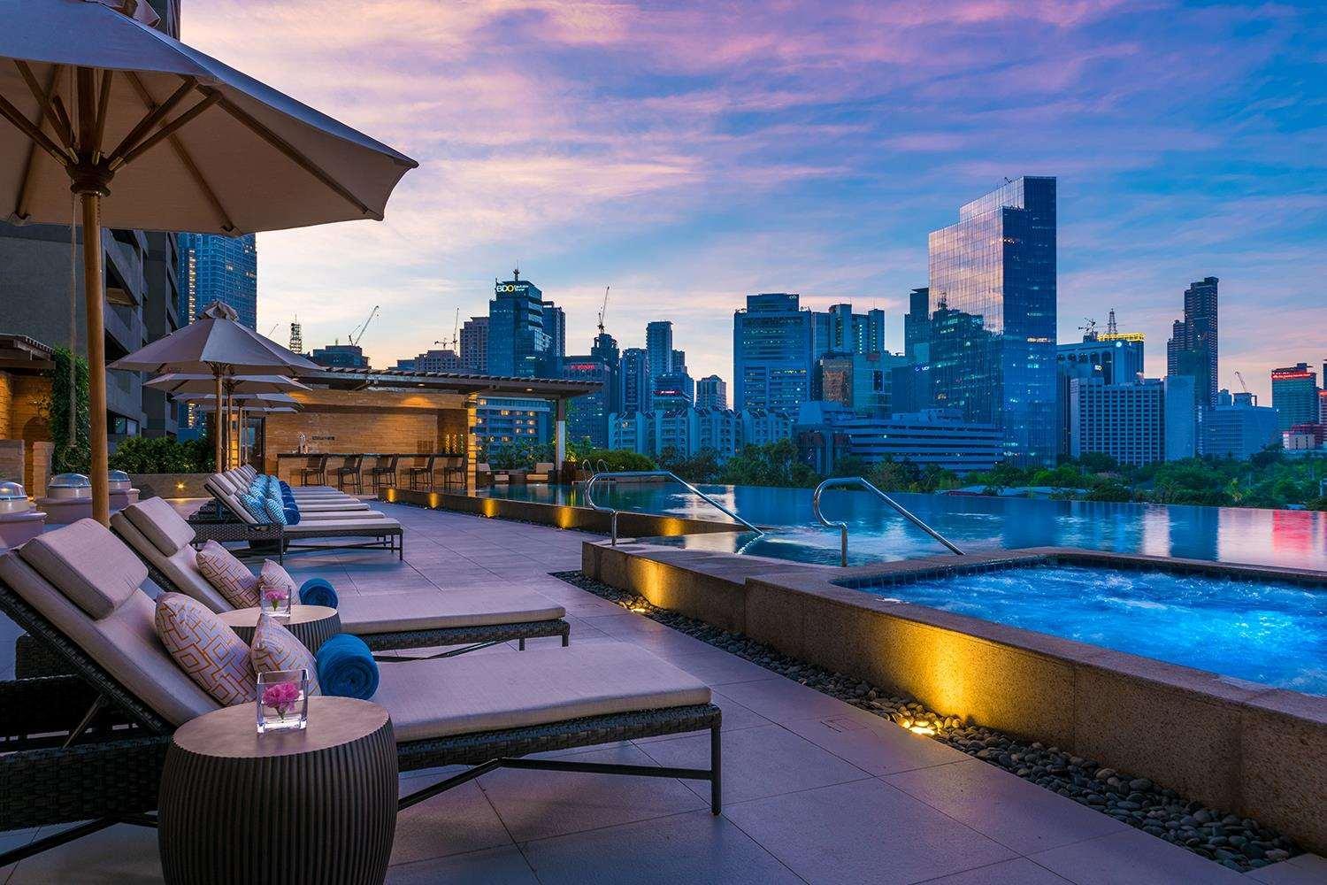 Discovery Primea San Pedro Makati Exterior foto The rooftop pool at the hotel