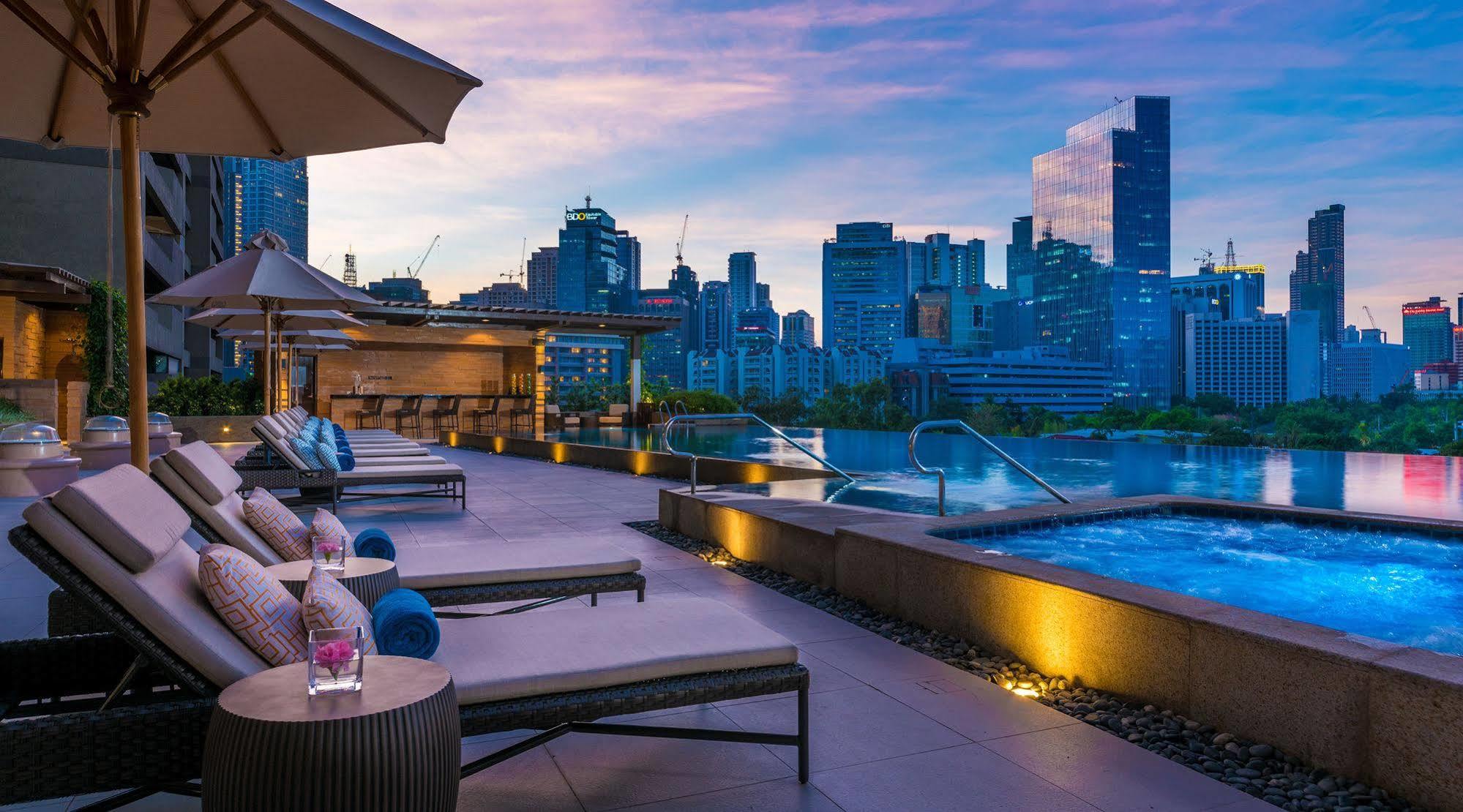 Discovery Primea San Pedro Makati Exterior foto The rooftop pool at the hotel