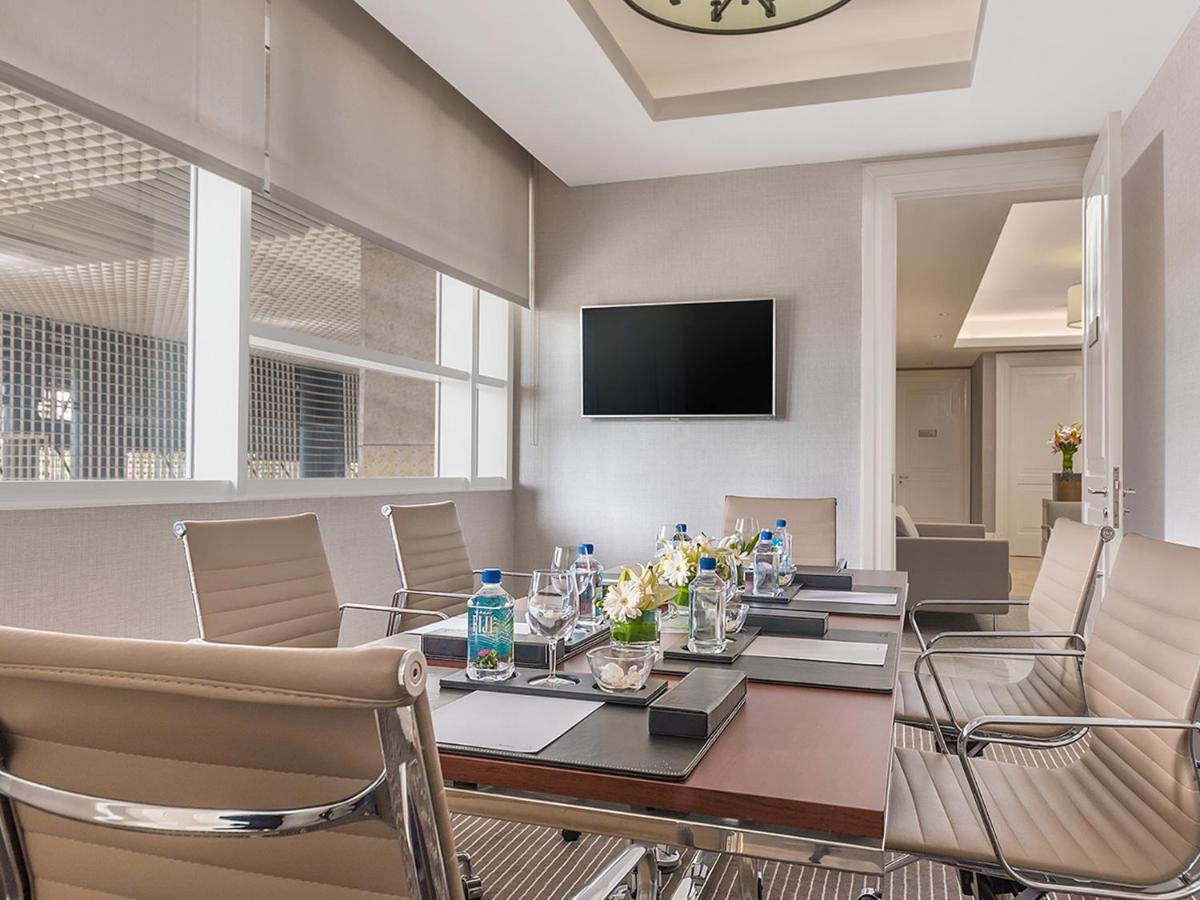 Discovery Primea San Pedro Makati Exterior foto Meeting room